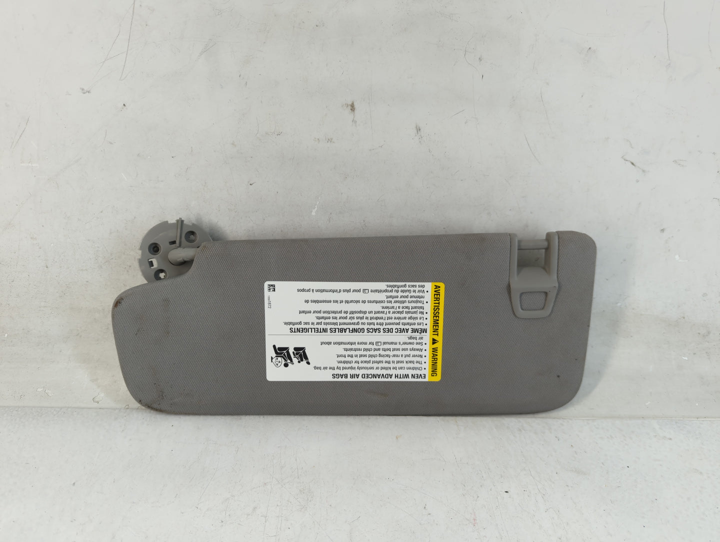 2018-2019 Chevrolet Equinox Sun Visor Shade Replacement Passenger Right Mirror Fits Fits 2018 2019 OEM Used Auto Parts - Oemusedautoparts1.com