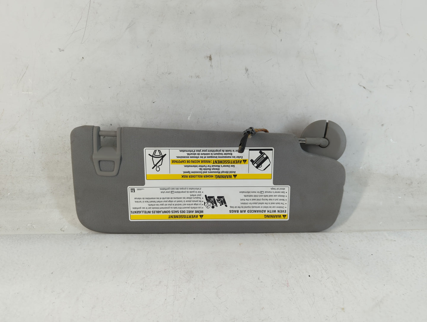 2018-2019 Chevrolet Equinox Sun Visor Shade Replacement Driver Left Mirror Fits Fits 2018 2019 OEM Used Auto Parts - Oemusedautoparts1.com