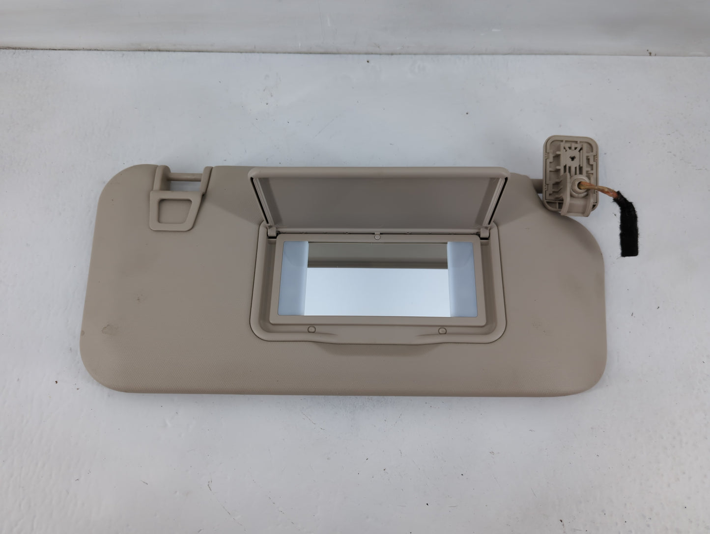 2020 Ford Escape Sun Visor Shade Replacement Passenger Right Mirror Fits OEM Used Auto Parts - Oemusedautoparts1.com