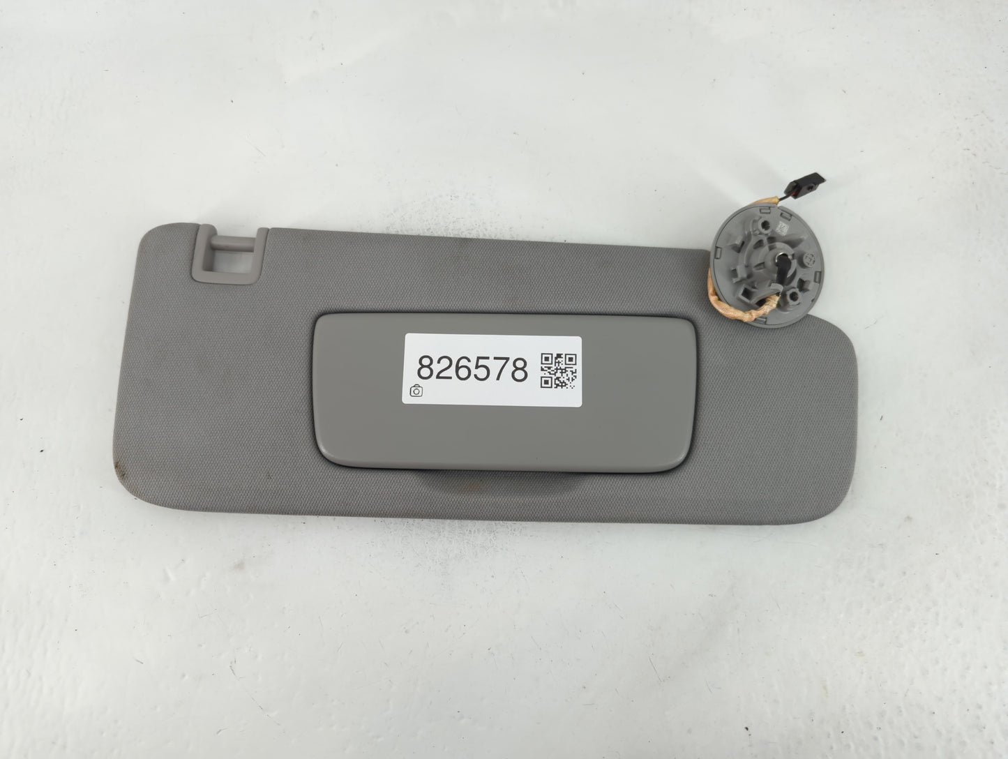 2020-2022 Chevrolet Equinox Sun Visor Shade Replacement Passenger Right Mirror Fits Fits 2020 2021 2022 OEM Used Auto Parts - Oemusedautoparts1.com