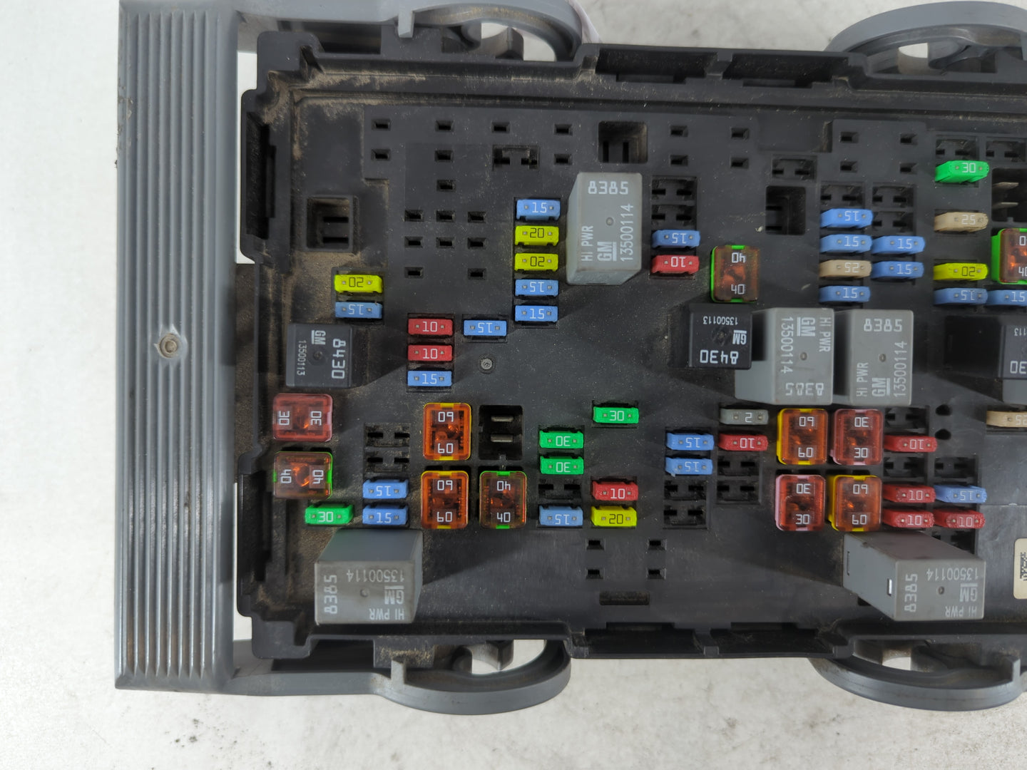 2003-2005 Gmc Sierra 1500 Fusebox Fuse Box Panel Relay Module P/N:25833305 Fits Fits 2003 2004 2005 2006 OEM Used Auto Parts - Oemusedautoparts1.com