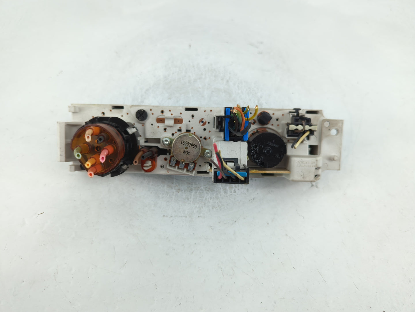 2005 Chevrolet Express 3500 Climate Control Module Temperature AC/Heater Replacement P/N:16202950 Fits OEM Used Auto Parts - Oemusedautoparts1.com