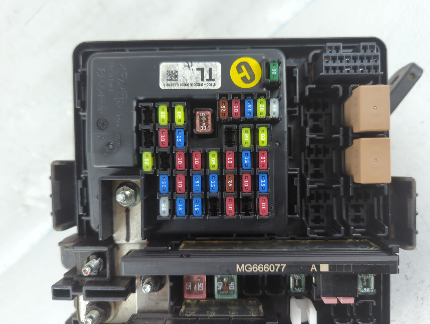 2016-2018 Hyundai Tucson Fusebox Fuse Box Panel Relay Module P/N:91422-D3270-68 Fits Fits 2016 2017 2018 OEM Used Auto Parts - Oemusedautoparts1.com