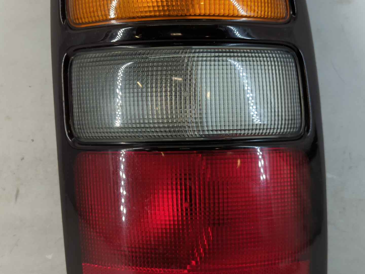 2004-2006 Gmc Yukon Xl 1500 Tail Light Assembly Passenger Right OEM P/N:15224182 Fits Fits 2004 2005 2006 OEM Used Auto Parts - Oemusedautoparts1.com