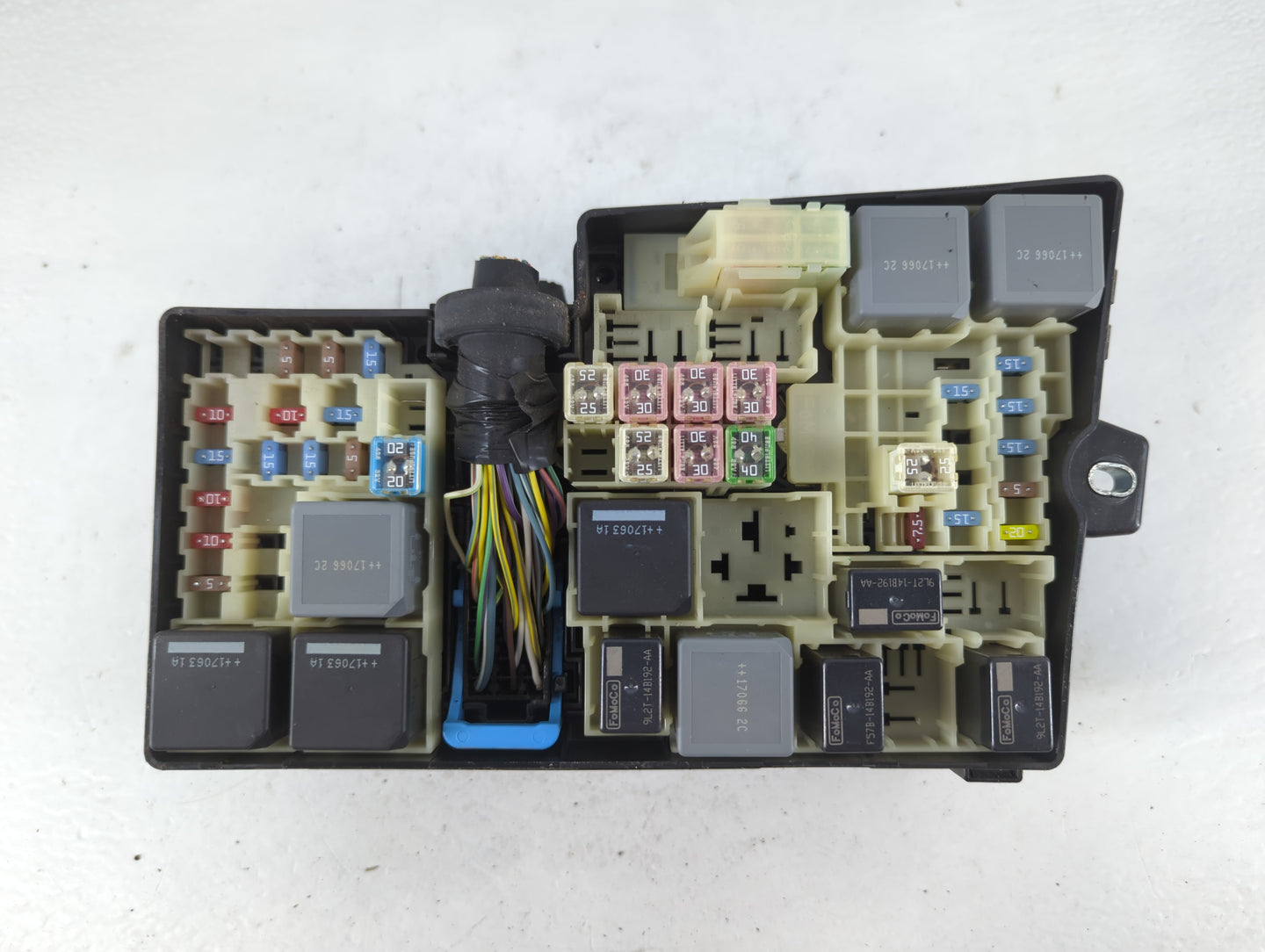 2017-2018 Ford Focus Fusebox Fuse Box Panel Relay Module P/N:E02345500 AV6T-14A067-AD Fits Fits 2017 2018 OEM Used Auto Parts - Oemusedautoparts1.com