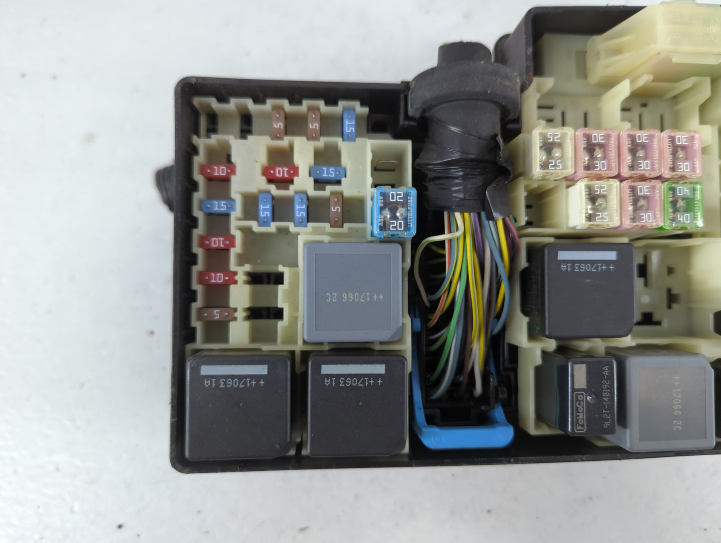 2017-2018 Ford Focus Fusebox Fuse Box Panel Relay Module P/N:E02345500 AV6T-14A067-AD Fits Fits 2017 2018 OEM Used Auto Parts - Oemusedautoparts1.com