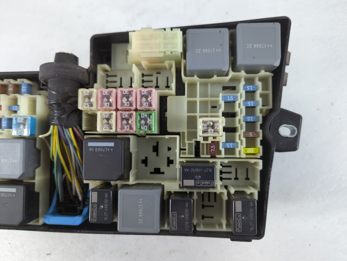2017-2018 Ford Focus Fusebox Fuse Box Panel Relay Module P/N:E02345500 AV6T-14A067-AD Fits Fits 2017 2018 OEM Used Auto Parts - Oemusedautoparts1.com