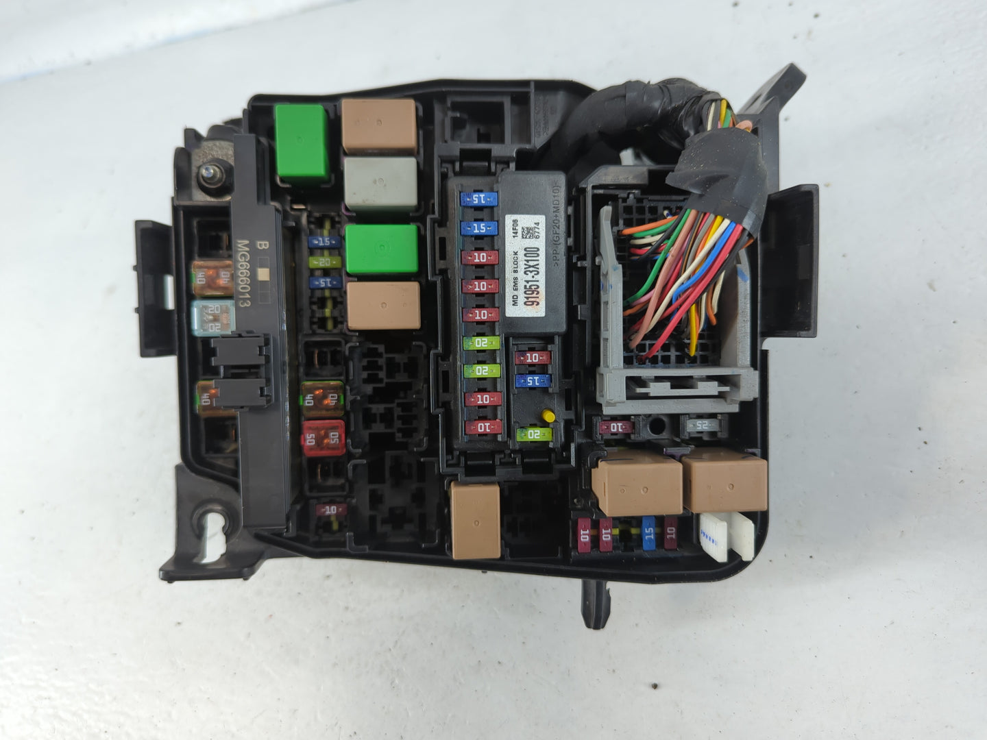 2014-2016 Hyundai Elantra Fusebox Fuse Box Panel Relay Module P/N:91956-00035 Fits Fits 2014 2015 2016 OEM Used Auto Parts - Oemusedautoparts1.com