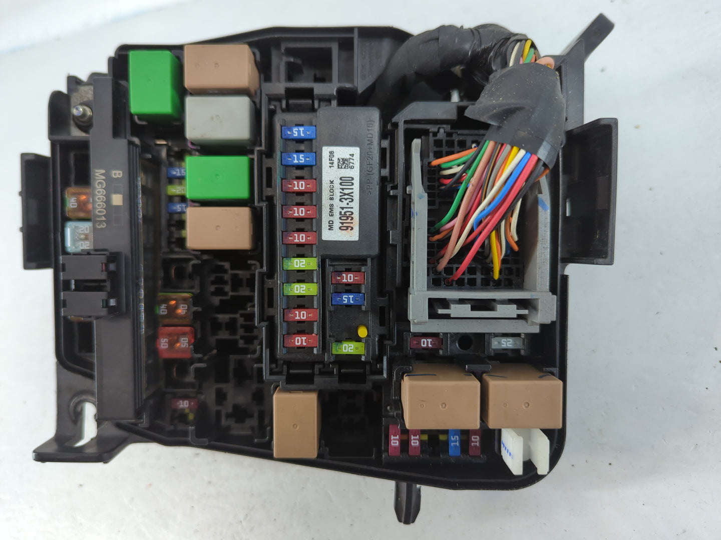 2014-2016 Hyundai Elantra Fusebox Fuse Box Panel Relay Module P/N:91956-00035 Fits Fits 2014 2015 2016 OEM Used Auto Parts - Oemusedautoparts1.com