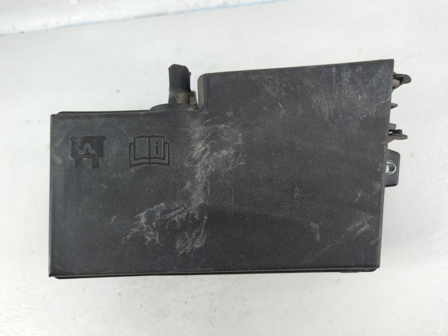 2017-2018 Ford Focus Fusebox Fuse Box Panel Relay Module P/N:E00027328 AV6T-14A067-AD Fits Fits 2017 2018 OEM Used Auto Parts - Oemusedautoparts1.com