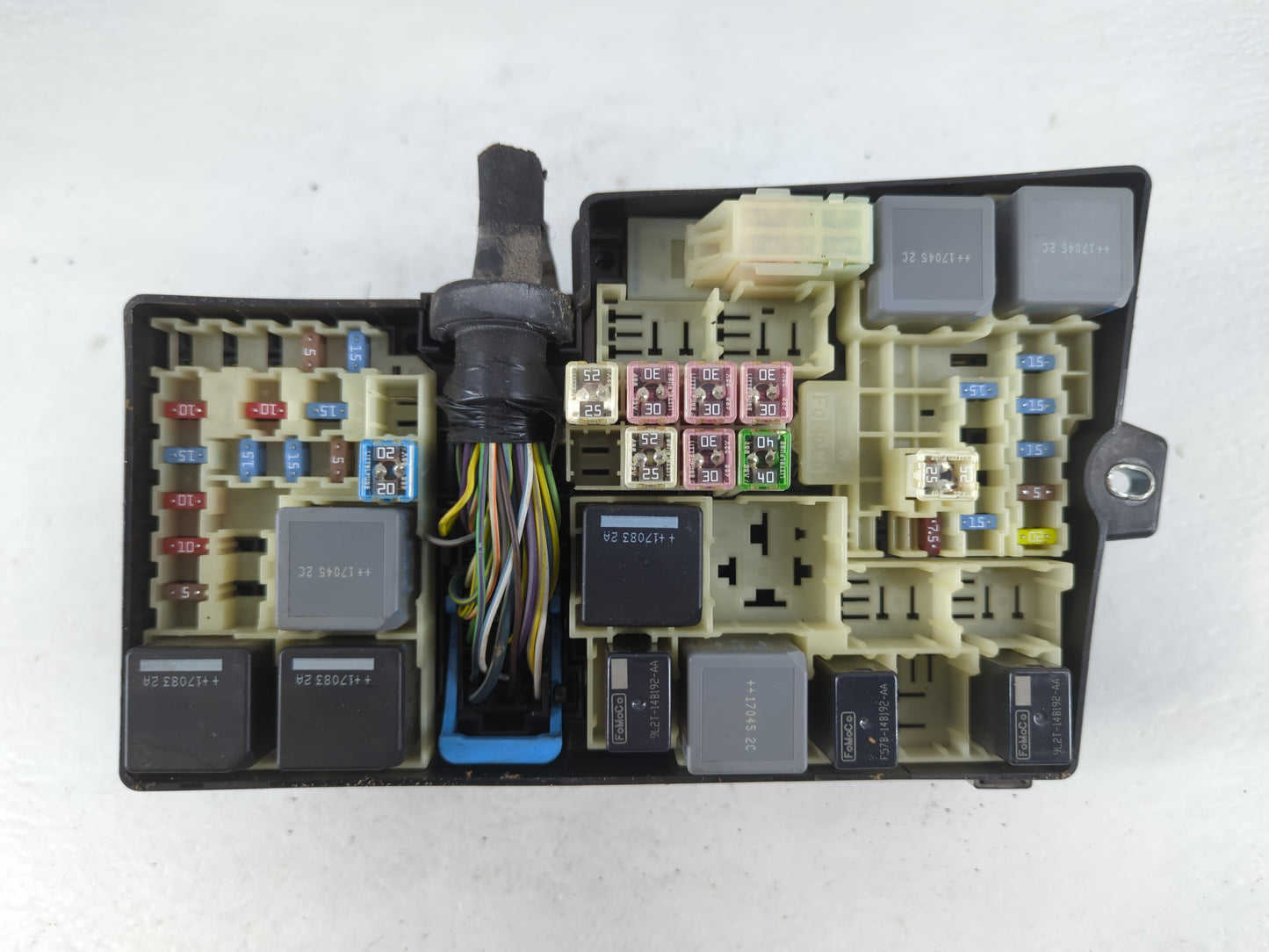 2017-2018 Ford Focus Fusebox Fuse Box Panel Relay Module P/N:E00027328 AV6T-14A067-AD Fits Fits 2017 2018 OEM Used Auto Parts - Oemusedautoparts1.com