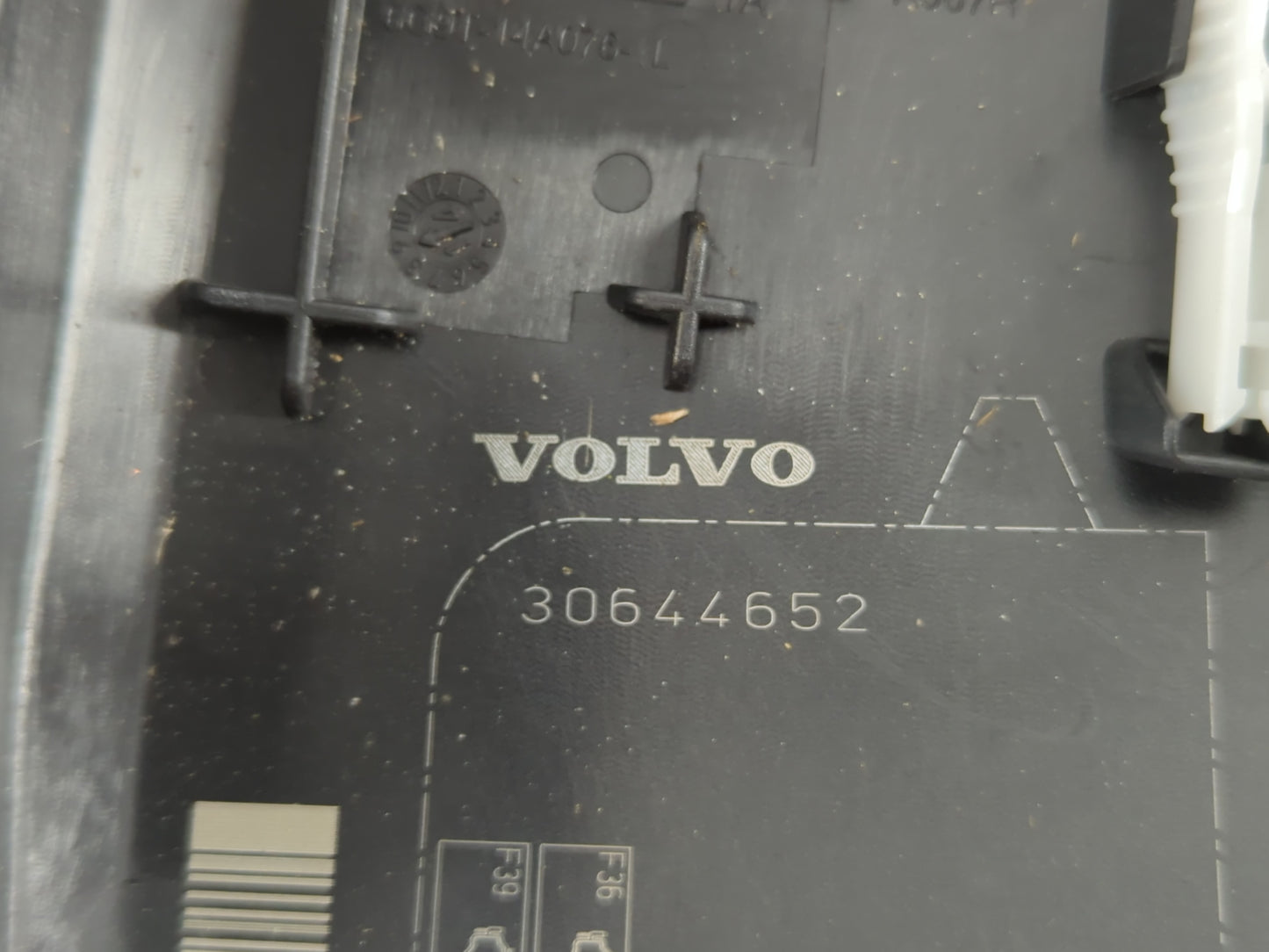 2014-2018 Volvo S60 Fusebox Fuse Box Panel Relay Module P/N:30644652 Fits Fits 2012 2014 2015 2016 2017 2018 OEM Used Auto Parts - Oemusedautoparts1.com