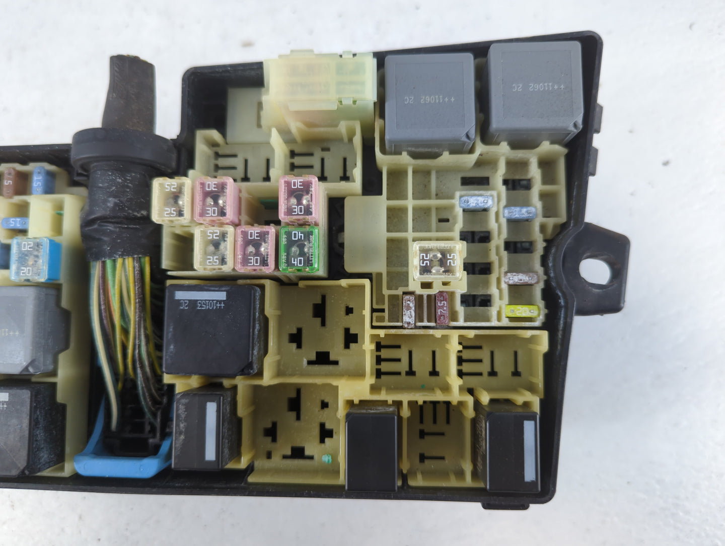 2012-2014 Ford Focus Fusebox Fuse Box Panel Relay Module P/N:AV6T-14A067-AB 5B0Q10107 Fits Fits 2012 2013 2014 OEM Used Auto Parts - Oemusedautoparts1.com