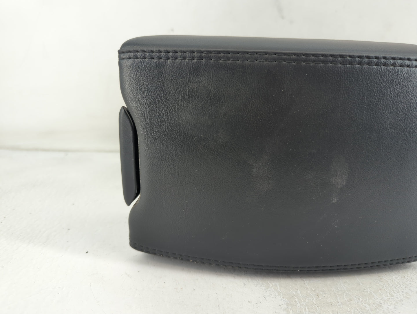 2012 Volvo S60 Center Console Armrest Cover Lid P/N:3075587 Fits OEM Used Auto Parts - Oemusedautoparts1.com