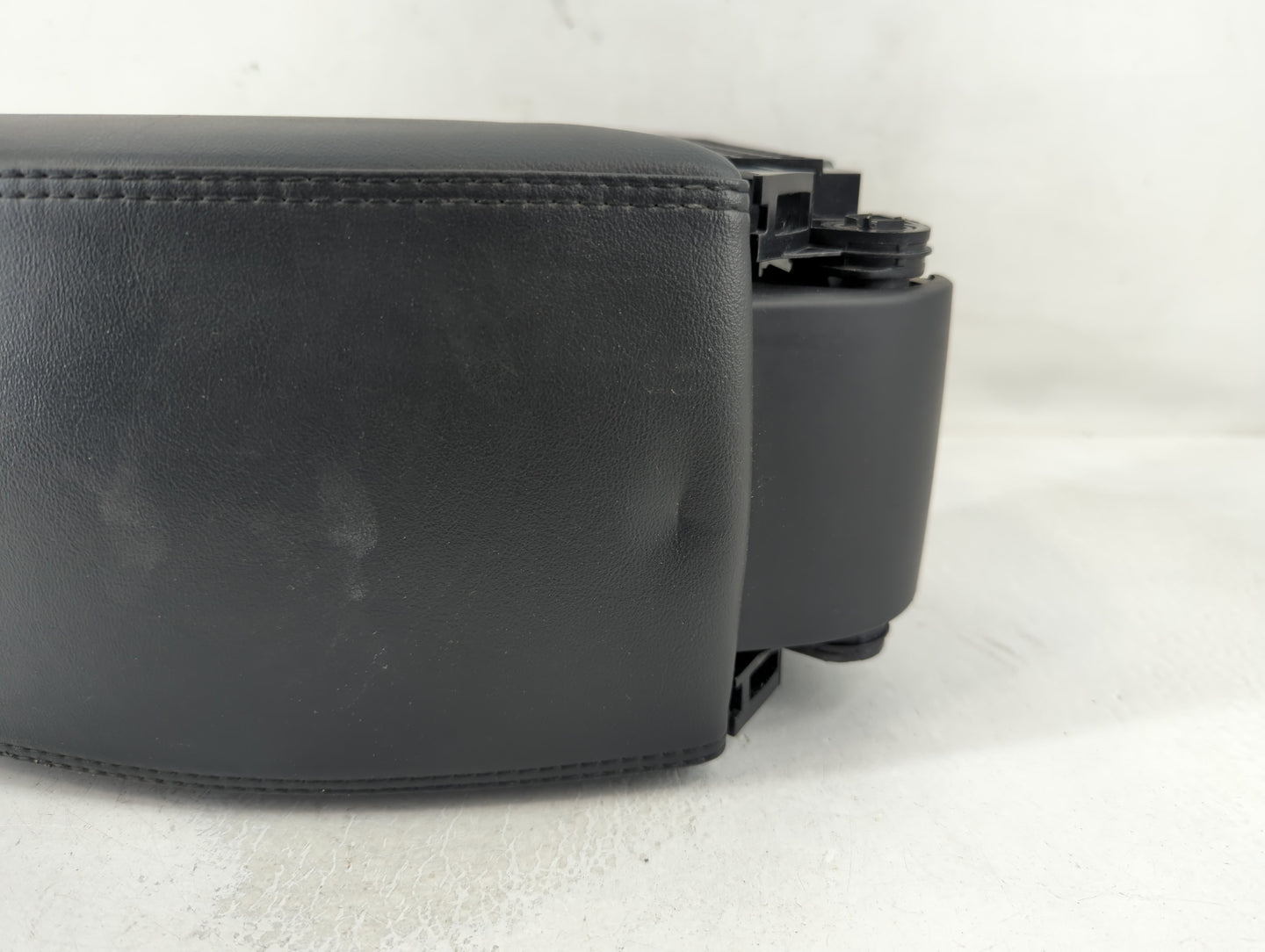 2012 Volvo S60 Center Console Armrest Cover Lid P/N:3075587 Fits OEM Used Auto Parts - Oemusedautoparts1.com