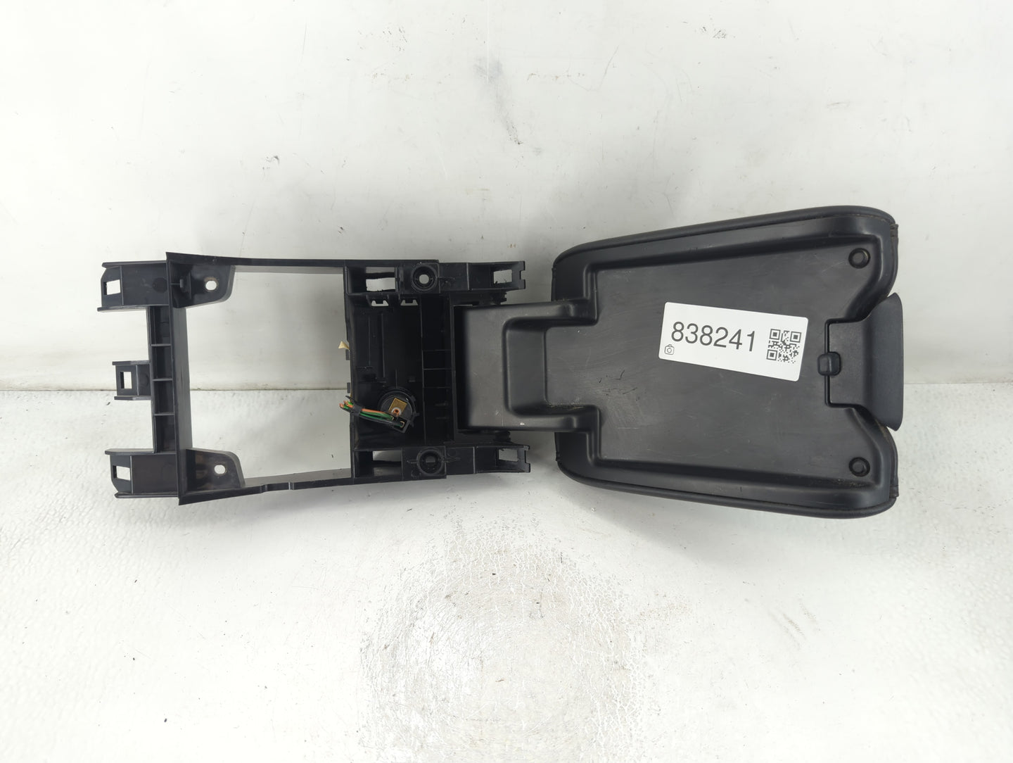 2012 Volvo S60 Center Console Armrest Cover Lid P/N:3075587 Fits OEM Used Auto Parts - Oemusedautoparts1.com