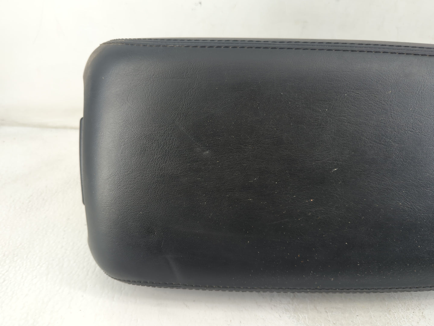 2020 Chrysler 300 Center Console Armrest Cover Lid P/N:072 20 Fits OEM Used Auto Parts - Oemusedautoparts1.com