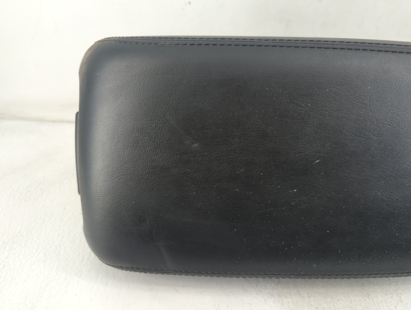 2020 Chrysler 300 Center Console Armrest Cover Lid P/N:072 20 Fits OEM Used Auto Parts - Oemusedautoparts1.com