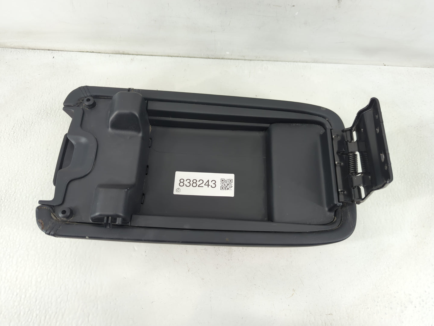 2020 Chrysler 300 Center Console Armrest Cover Lid P/N:072 20 Fits OEM Used Auto Parts - Oemusedautoparts1.com