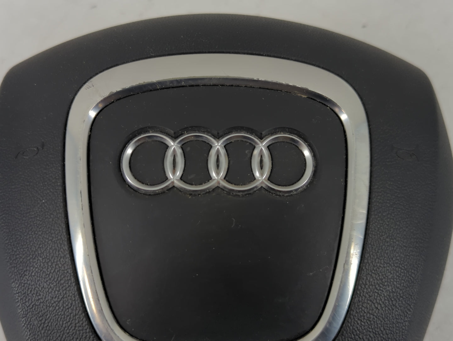 2009-2012 Audi Q5 Air Bag Driver Left Steering Wheel Mounted P/N:8R0 880 201 C Fits Fits 2009 2010 2011 2012 OEM Used Auto Parts - Oemusedautoparts1.com