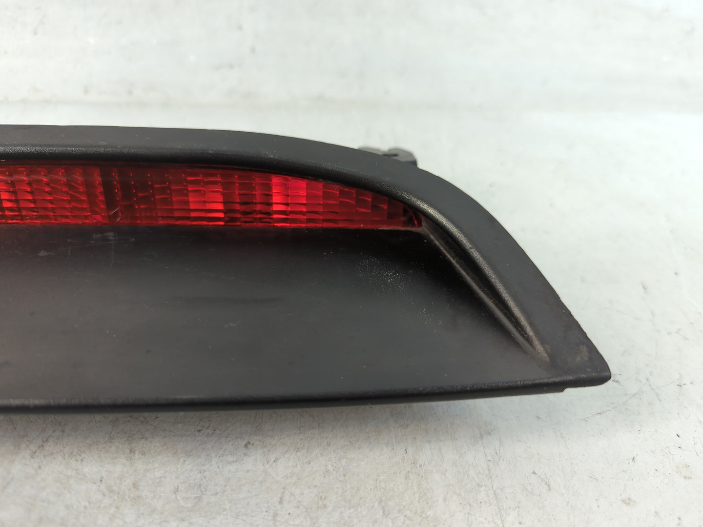 2000 Chrysler Concorde Third Brake Light Tail Light P/N:2-8-32044 2-9-37760 Fits OEM Used Auto Parts - Oemusedautoparts1.com