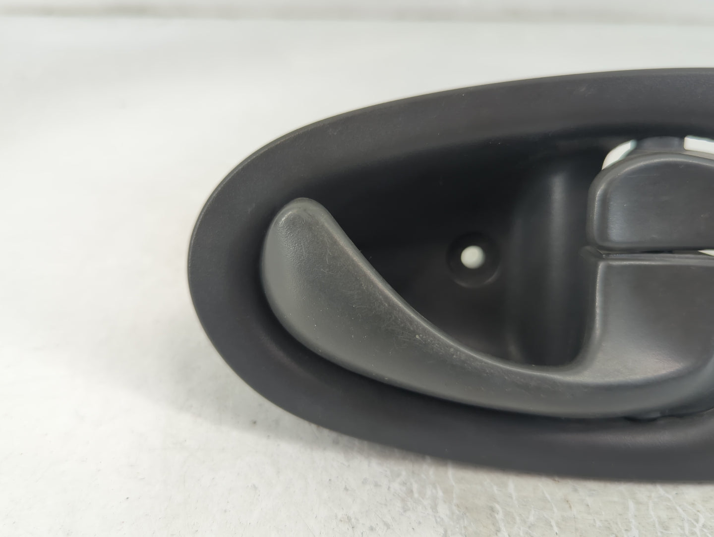 2003 Saturn Vue Passenger Side Front Inside Door Handle Oem - Oemusedautoparts1.com