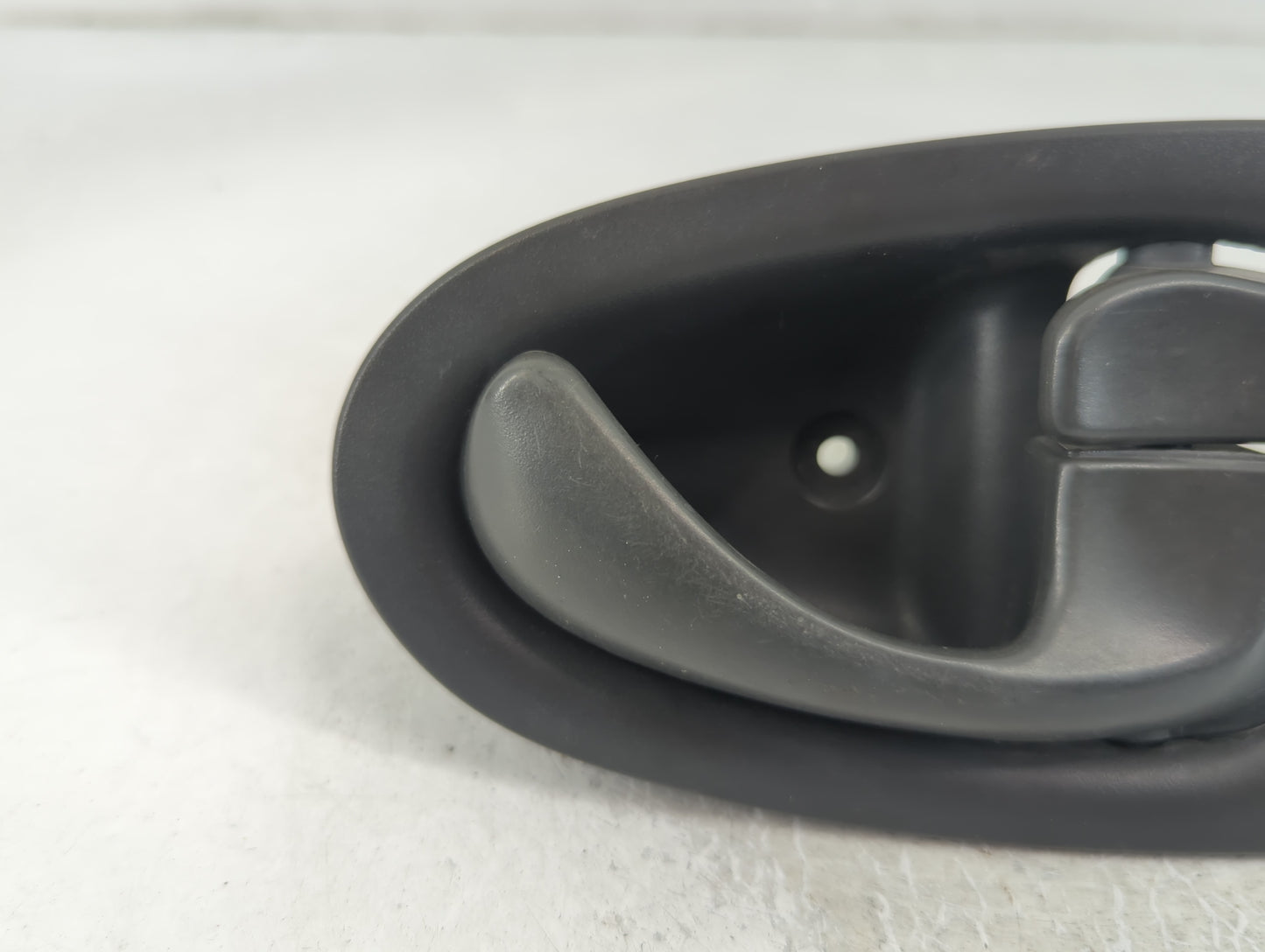 2003 Saturn Vue Passenger Side Front Inside Door Handle Oem - Oemusedautoparts1.com
