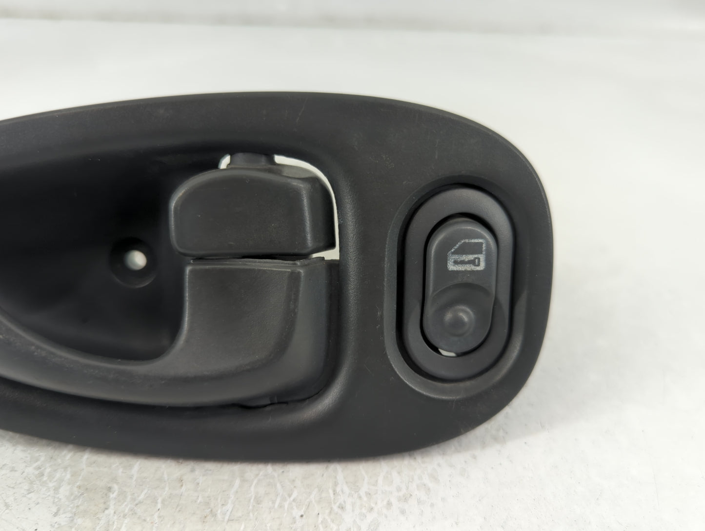 2003 Saturn Vue Passenger Side Front Inside Door Handle Oem - Oemusedautoparts1.com