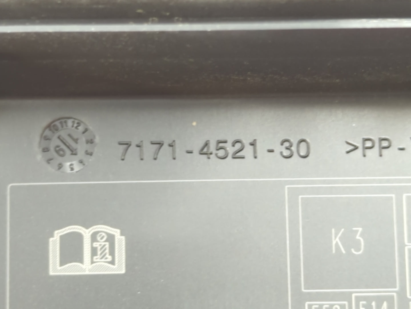 2018-2019 Chevrolet Traverse Fusebox Fuse Box Panel Relay Module P/N:7171-4521-30 Fits Fits 2018 2019 OEM Used Auto Parts - Oemusedautoparts1.com