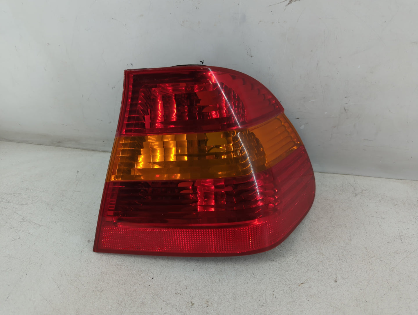 2005 Bmw 330i Tail Light Assembly Passenger Right OEM P/N:BMW 6 946 534-01 AI01 4414 17:57 Fits OEM Used Auto Parts - Oemusedautoparts1.com