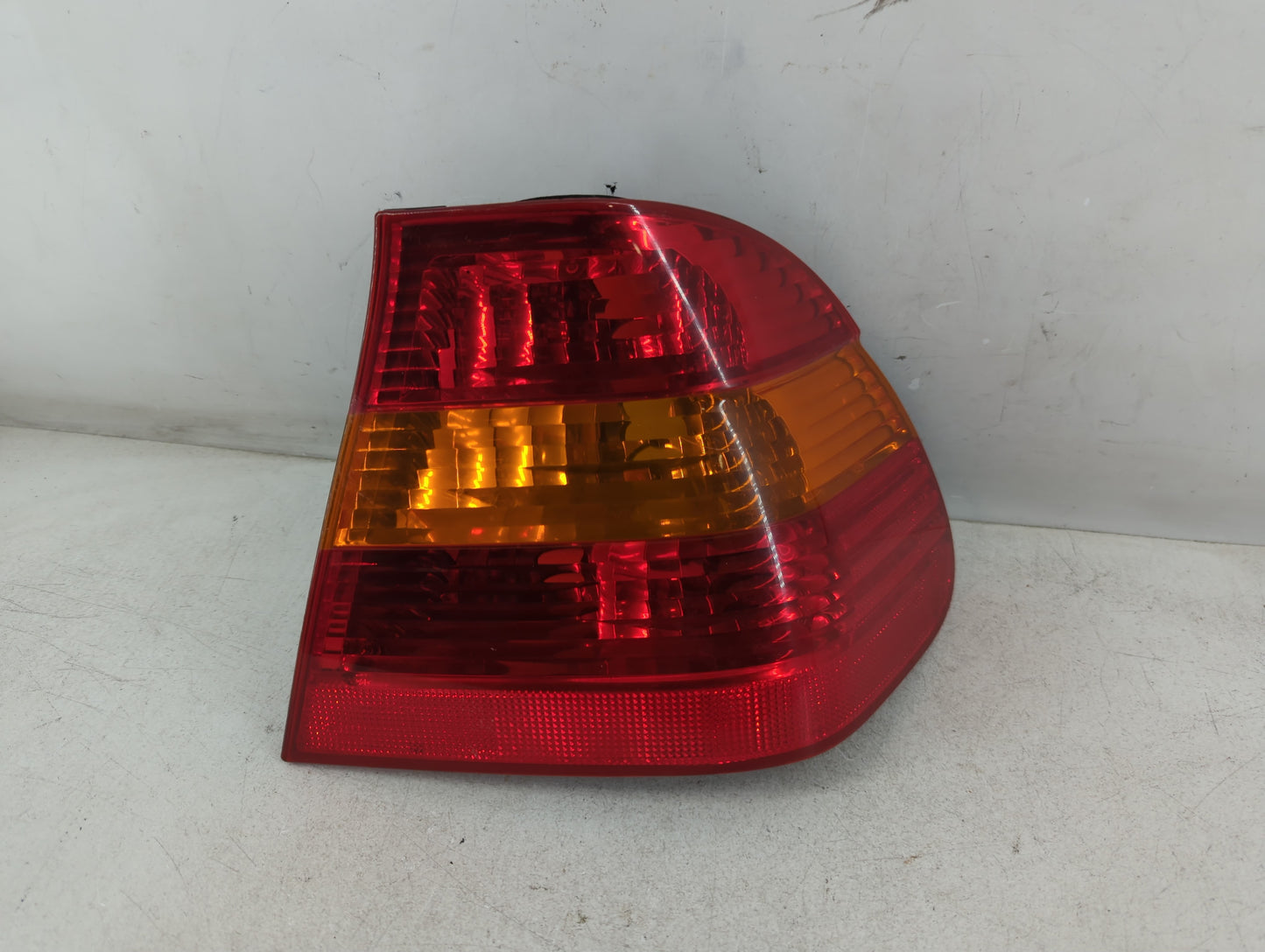2005 Bmw 330i Tail Light Assembly Passenger Right OEM P/N:BMW 6 946 534-01 AI01 4414 17:57 Fits OEM Used Auto Parts - Oemusedautoparts1.com