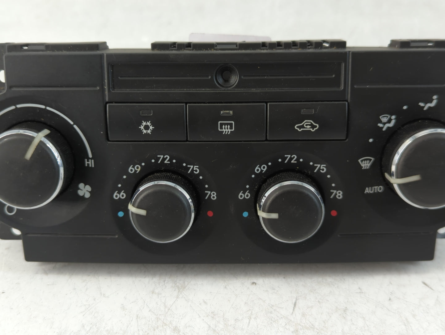 2006-2007 Jeep Commander Climate Control Module Temperature AC/Heater Replacement P/N:P55111010AI Fits Fits 2005 2006 2007 OEM Used Auto Parts - Oemusedautoparts1.com