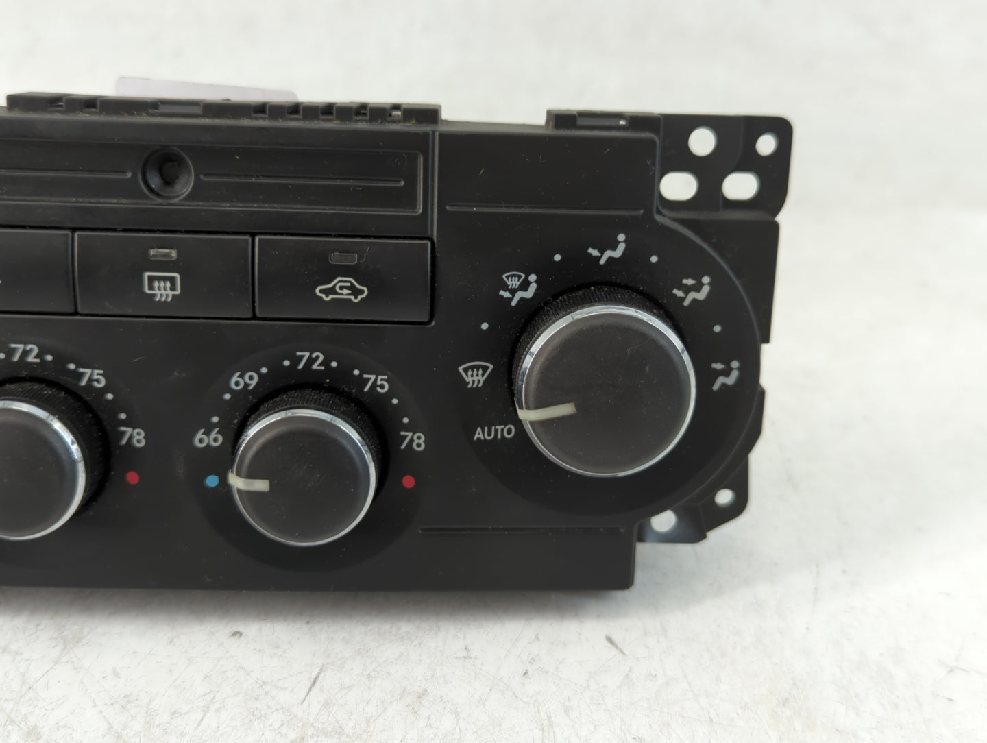 2006-2007 Jeep Commander Climate Control Module Temperature AC/Heater Replacement P/N:P55111010AI Fits Fits 2005 2006 2007 OEM Used Auto Parts - Oemusedautoparts1.com