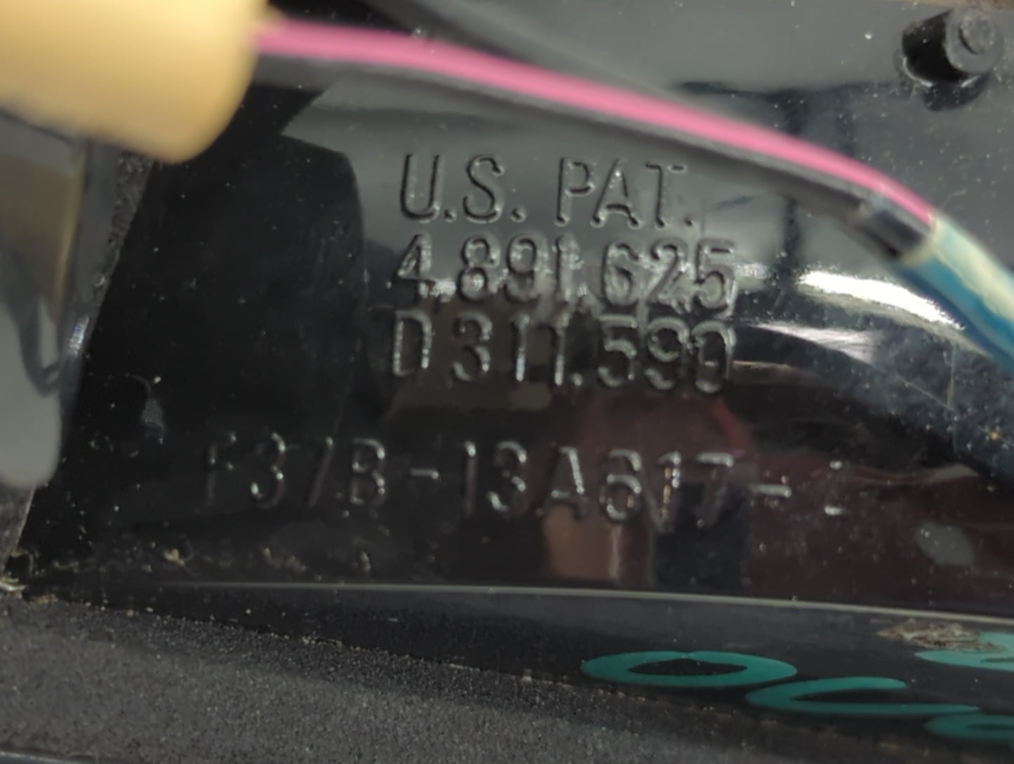 2003 Lincoln Town Car Third Brake Light Tail Light P/N:F37B-13A617 Fits OEM Used Auto Parts - Oemusedautoparts1.com