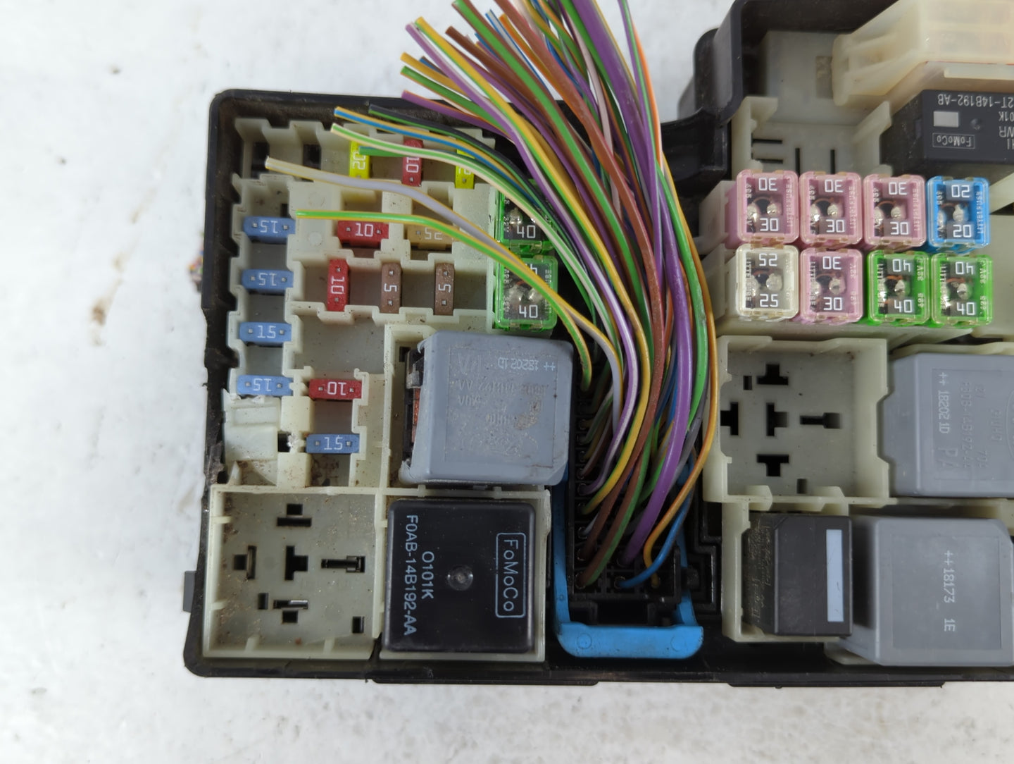 2018-2019 Lincoln Mkc Fusebox Fuse Box Panel Relay Module P/N:AV6T-14A142-AB Fits Fits 2018 2019 OEM Used Auto Parts - Oemusedautoparts1.com