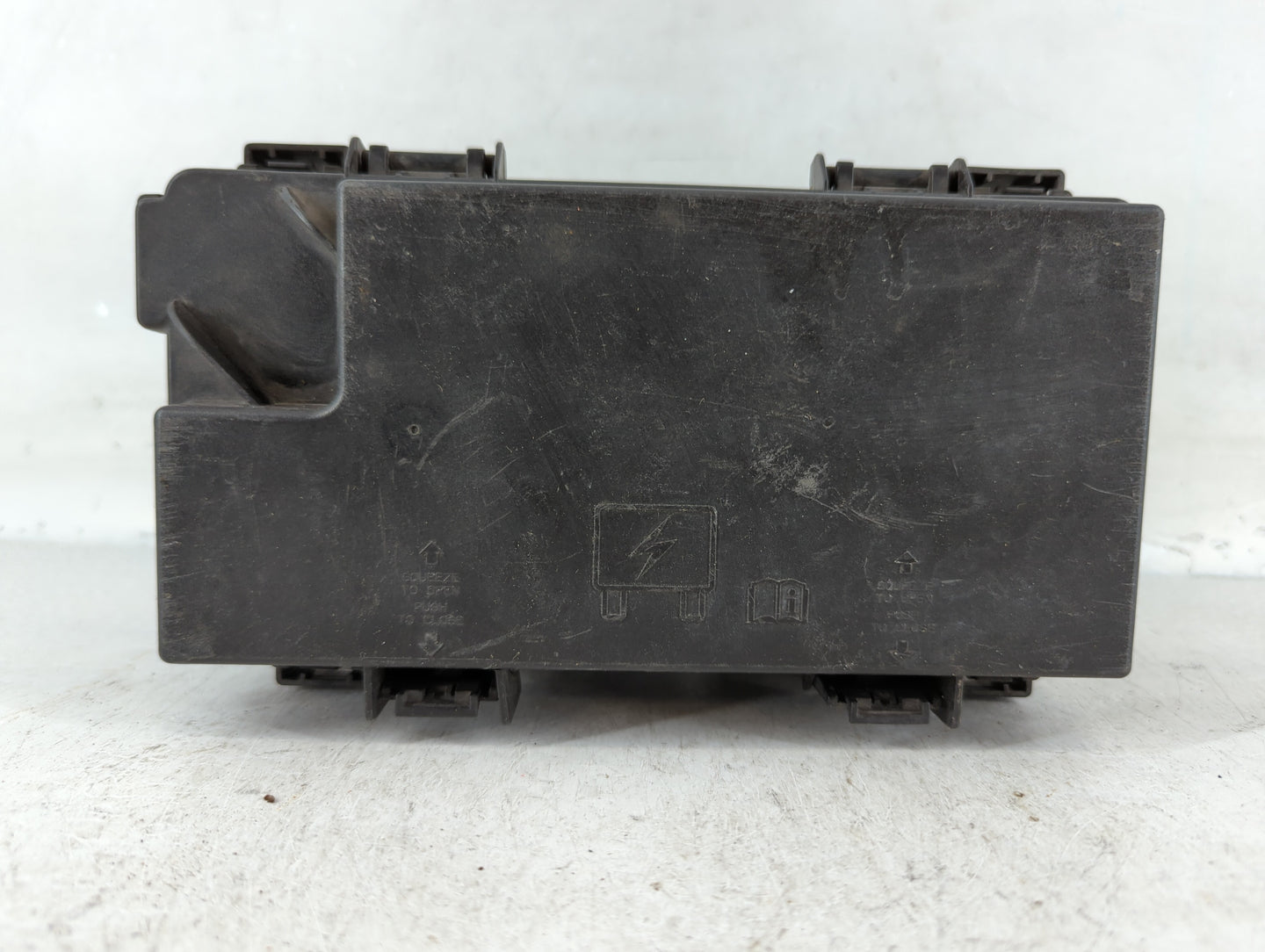 2009-2014 Volkswagen Routan Fusebox Fuse Box Panel Relay Module P/N:RT021533I9 04692335AI Fits Fits 2009 2010 2011 2012 2013 2014 OEM Used Auto Parts - Oemusedautoparts1.com