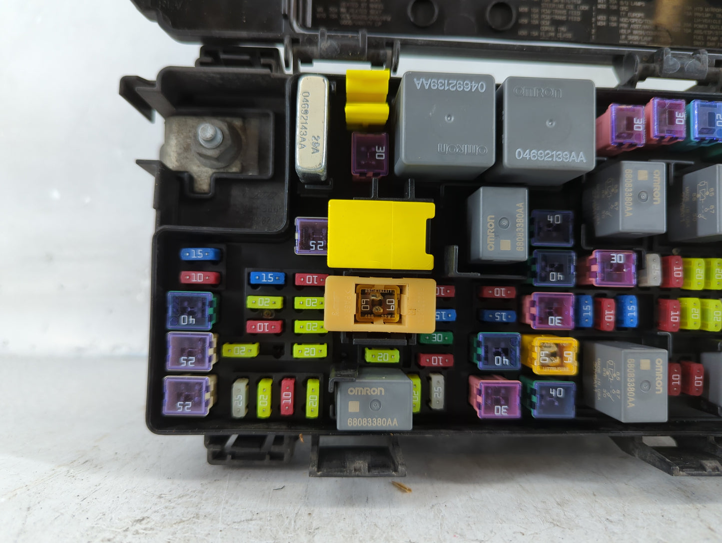 2009-2014 Volkswagen Routan Fusebox Fuse Box Panel Relay Module P/N:RT021533I9 04692335AI Fits Fits 2009 2010 2011 2012 2013 2014 OEM Used Auto Parts - Oemusedautoparts1.com