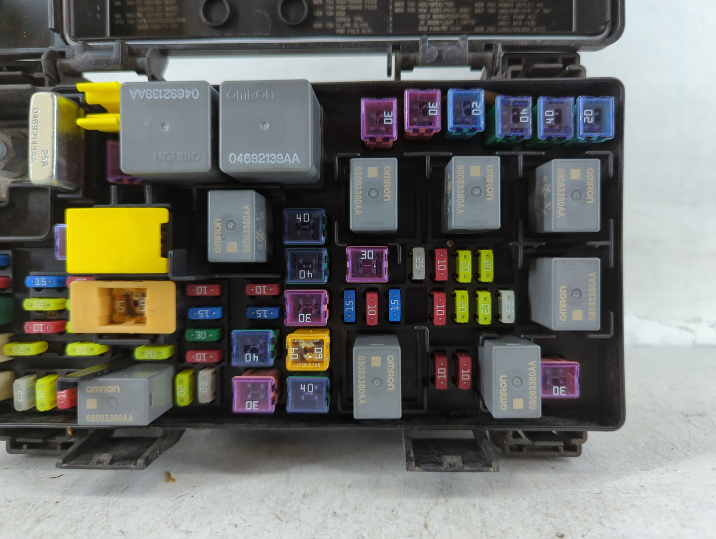 2009-2014 Volkswagen Routan Fusebox Fuse Box Panel Relay Module P/N:RT021533I9 04692335AI Fits Fits 2009 2010 2011 2012 2013 2014 OEM Used Auto Parts - Oemusedautoparts1.com