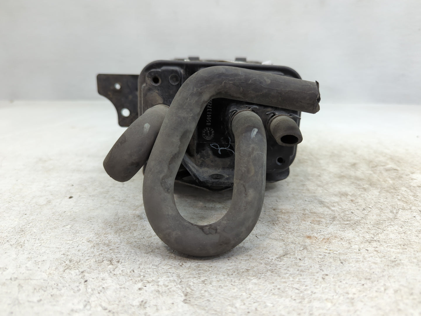 2005 Chrysler Pt Cruiser Fuel Vapor Charcoal Canister - Oemusedautoparts1.com