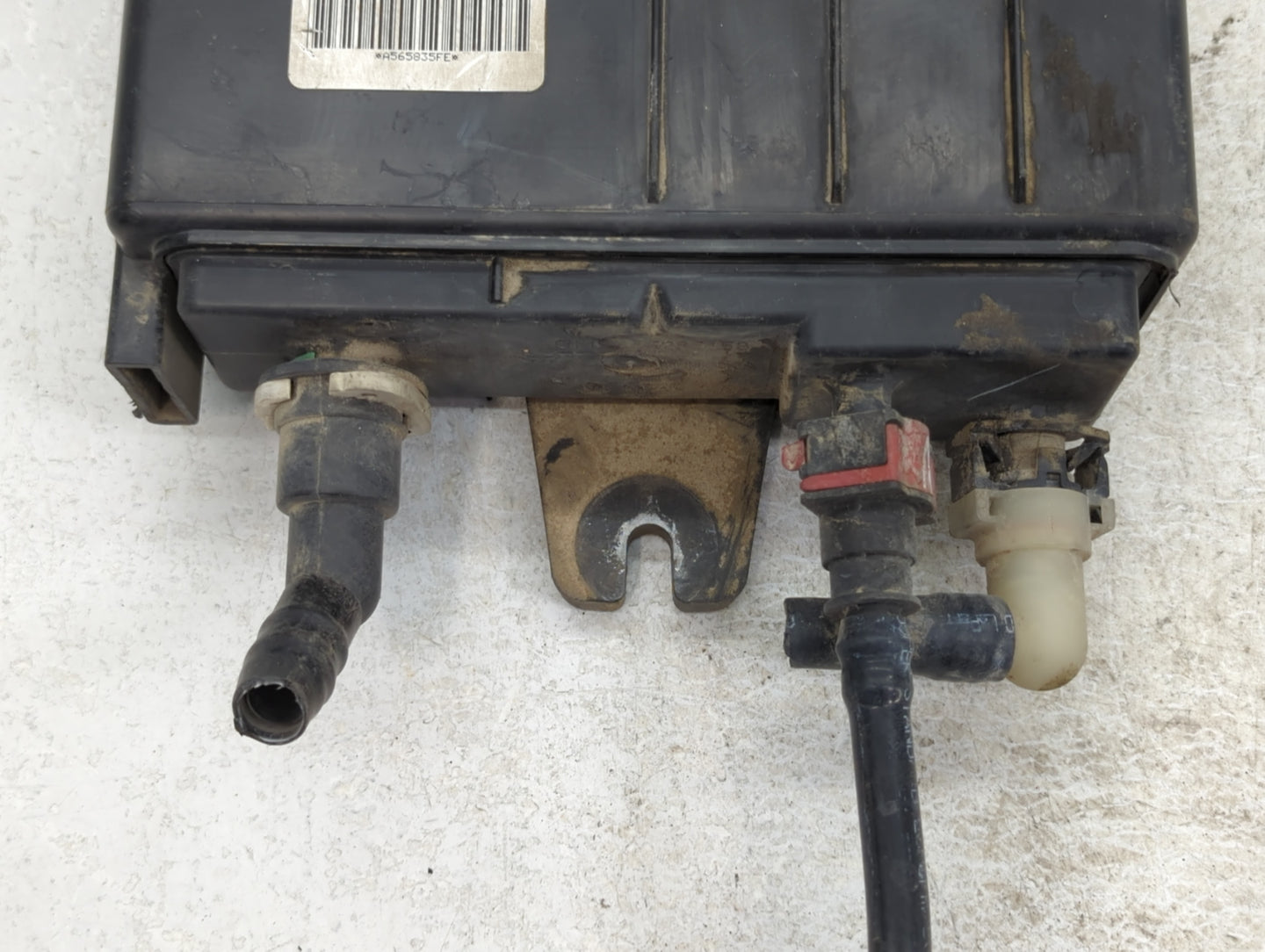 2009 Cadillac Escalade Fuel Vapor Charcoal Canister - Oemusedautoparts1.com