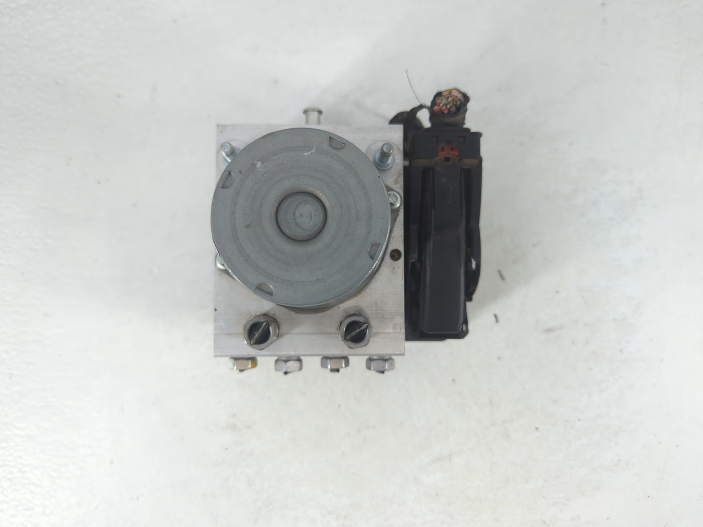 2016 Chevrolet Camaro ABS Pump Control Module Replacement P/N:23414640 Fits OEM Used Auto Parts - Oemusedautoparts1.com