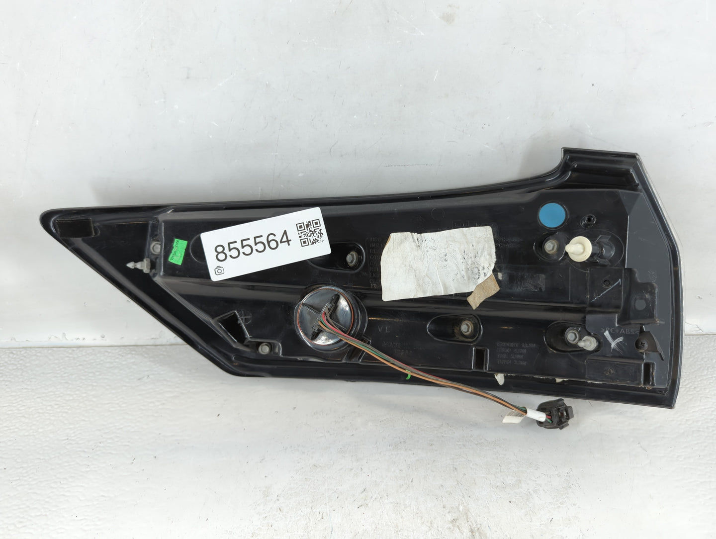 2015-2018 Ford Edge Tail Light Assembly Passenger Right OEM P/N:HT4B 13404 B Fits Fits 2015 2016 2017 2018 OEM Used Auto Parts - Oemusedautoparts1.com