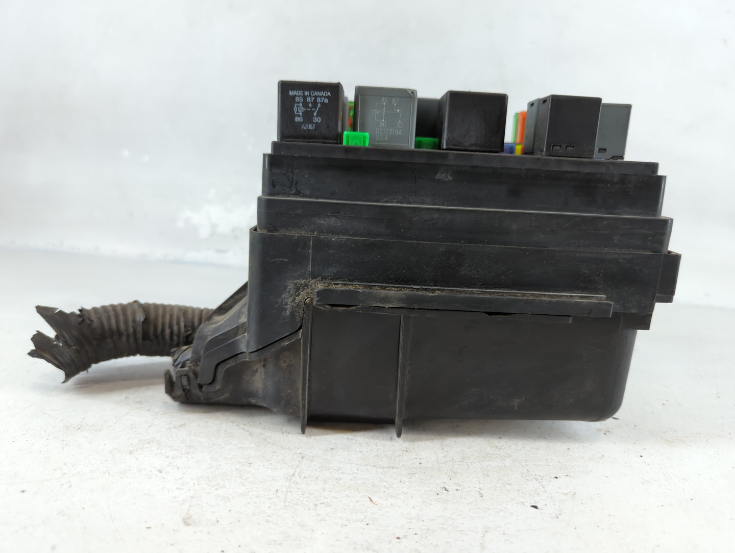 2001-2002 Pontiac Grand Am Fusebox Fuse Box Panel Relay Module P/N:22686944 Fits Fits 2001 2002 OEM Used Auto Parts - Oemusedautoparts1.com