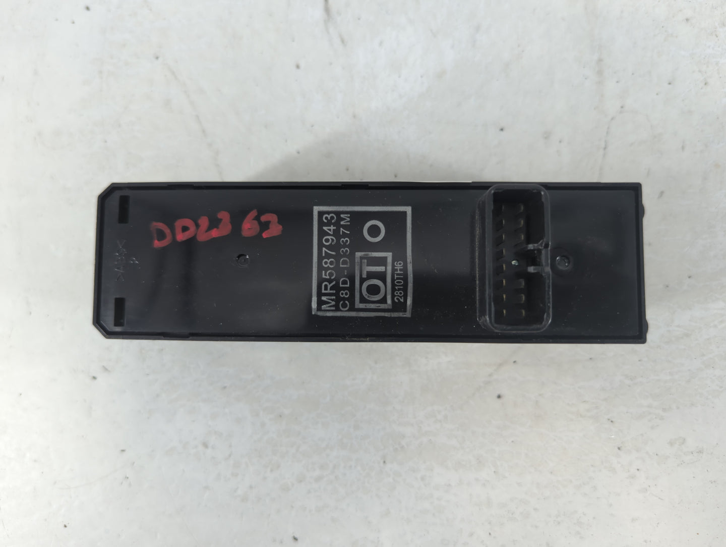 2007-2011 Mitsubishi Endeavor Master Power Window Switch Replacement Driver Side Left P/N:MR587943 Fits OEM Used Auto Parts - Oemusedautoparts1.com
