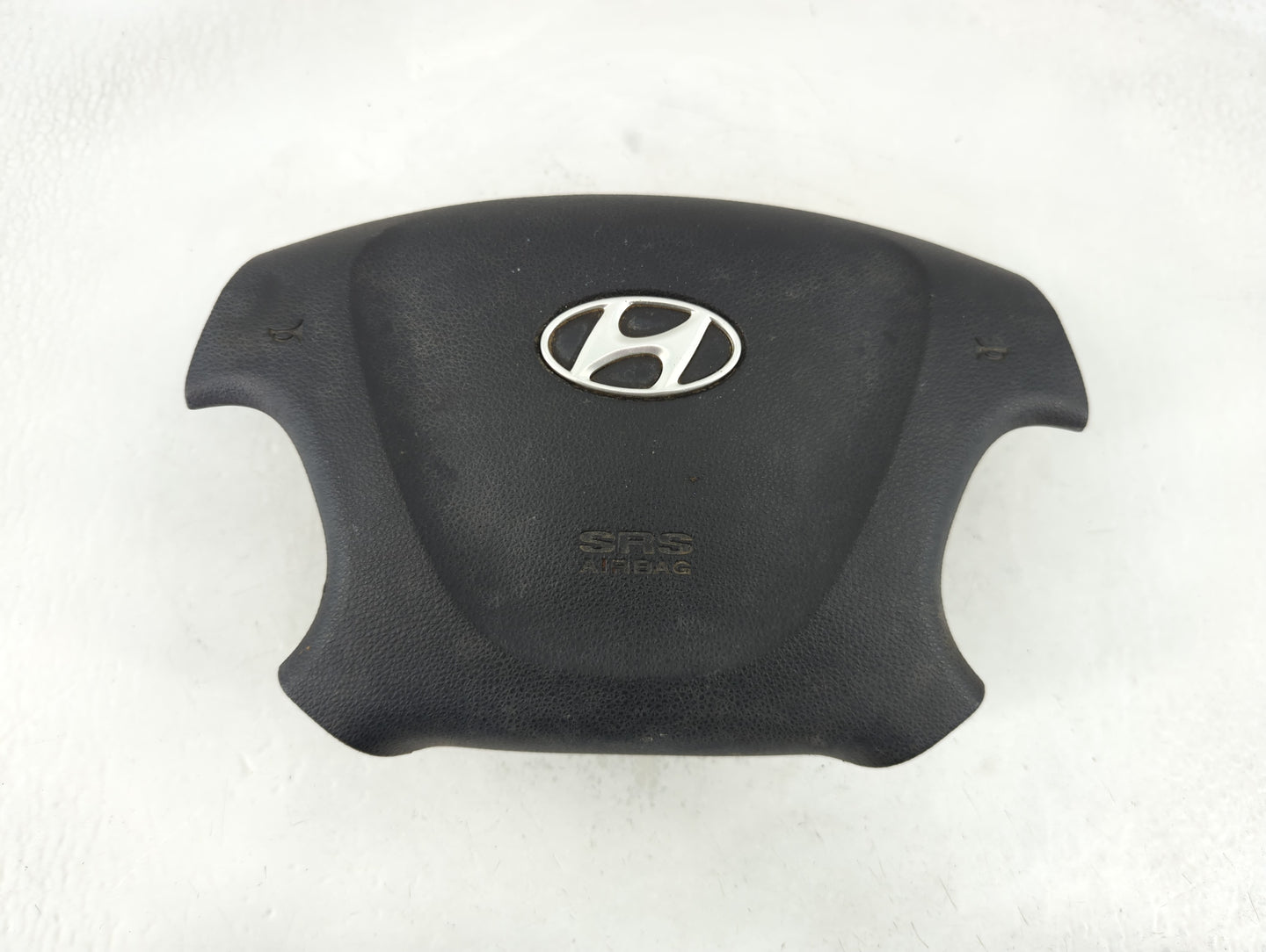2007-2010 Hyundai Entourage Air Bag Driver Left Steering Wheel Mounted Fits Fits 2007 2008 2009 2010 OEM Used Auto Parts - Oemusedautoparts1.com