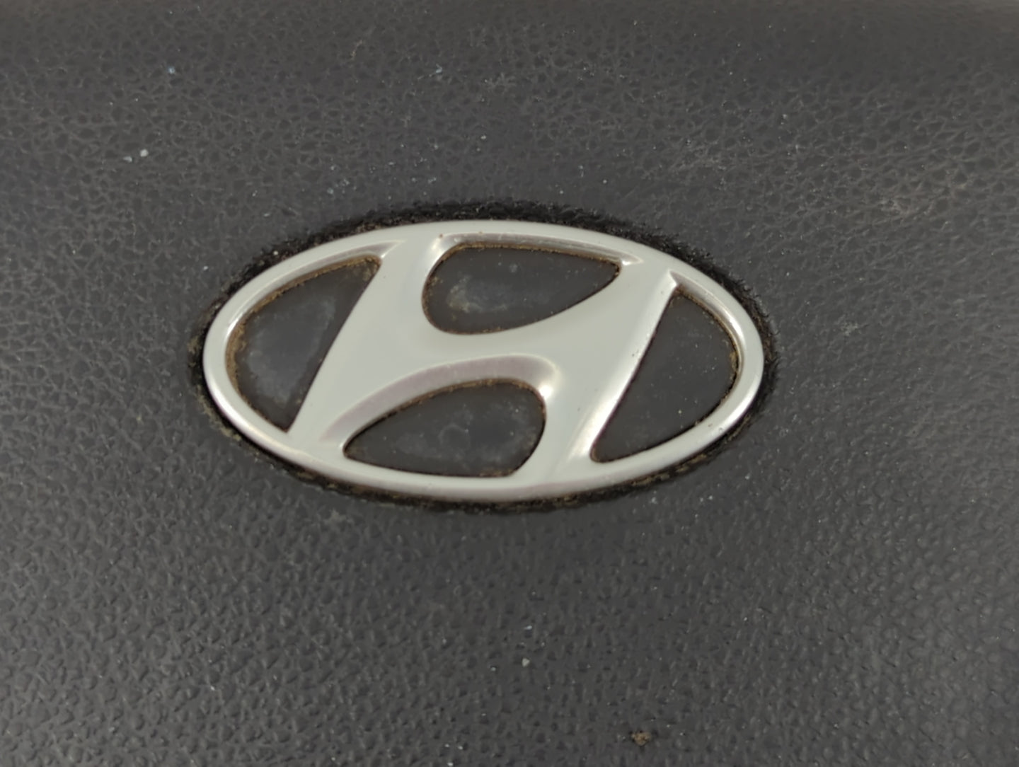 2007-2010 Hyundai Entourage Air Bag Driver Left Steering Wheel Mounted Fits Fits 2007 2008 2009 2010 OEM Used Auto Parts - Oemusedautoparts1.com