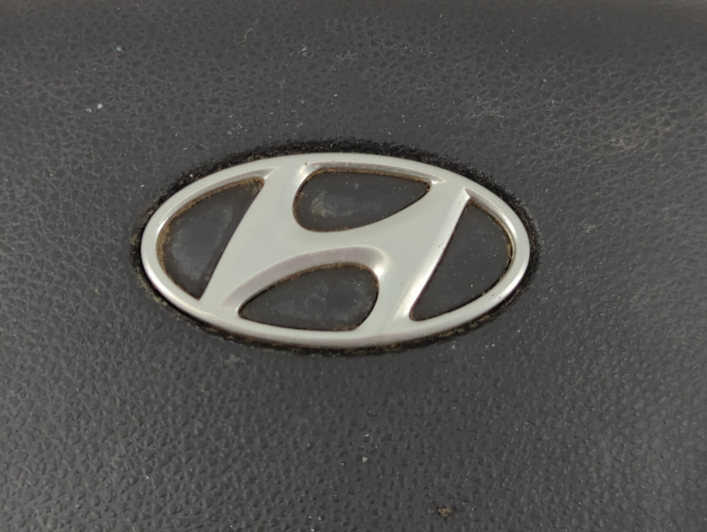 2007-2010 Hyundai Entourage Air Bag Driver Left Steering Wheel Mounted Fits Fits 2007 2008 2009 2010 OEM Used Auto Parts - Oemusedautoparts1.com