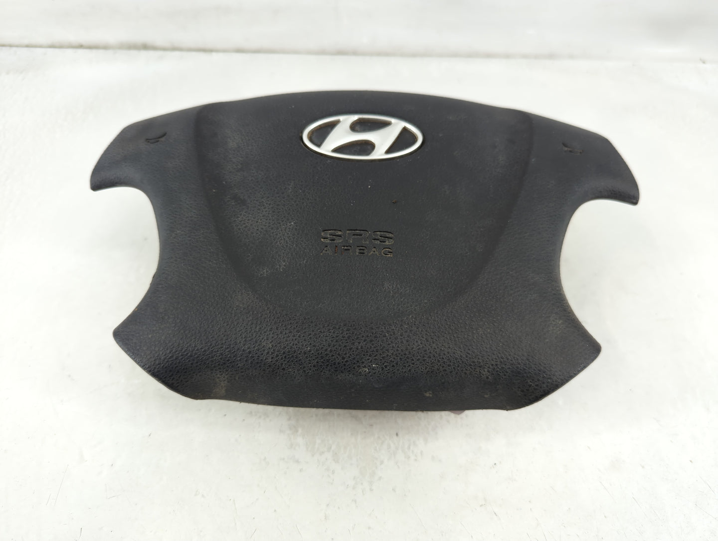 2007-2010 Hyundai Entourage Air Bag Driver Left Steering Wheel Mounted Fits Fits 2007 2008 2009 2010 OEM Used Auto Parts - Oemusedautoparts1.com