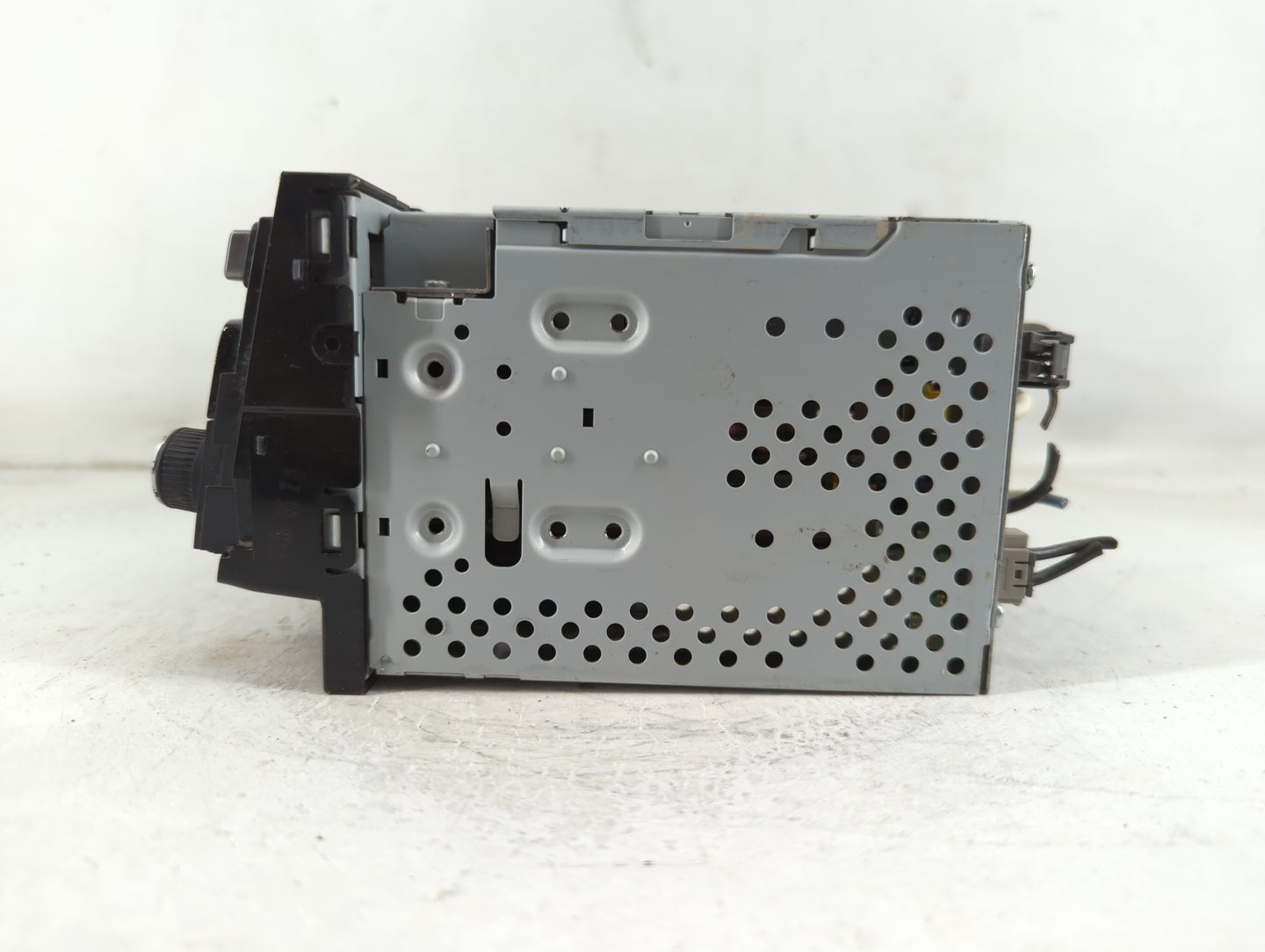 2015-2017 Hyundai Azera Radio AM FM Cd Player Receiver Replacement P/N:96560-3V530VD4 Fits Fits 2015 2016 2017 OEM Used Auto Parts - Oemusedautoparts1.com