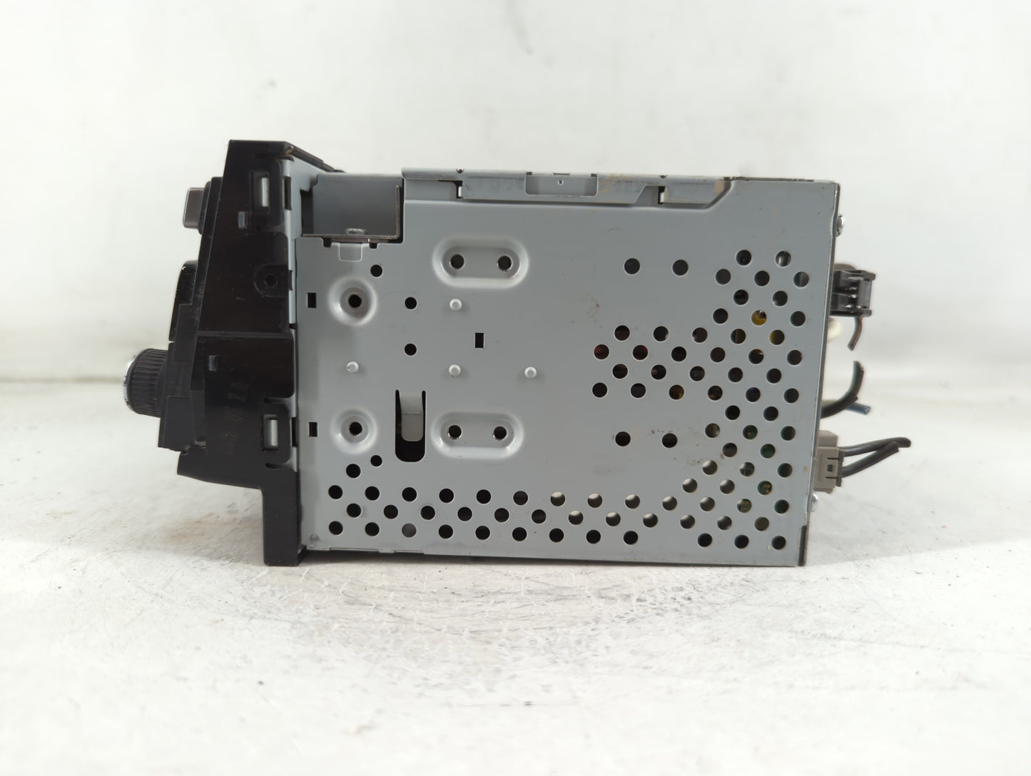 2015-2017 Hyundai Azera Radio AM FM Cd Player Receiver Replacement P/N:96560-3V530VD4 Fits Fits 2015 2016 2017 OEM Used Auto Parts - Oemusedautoparts1.com